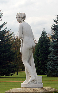Statue of Venus seen from behind September 2011